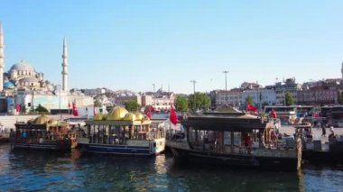 Eminonu Meydanı. Yeni cami. Süleyman Camii. Golden Horn Körfezi. İstanbul.