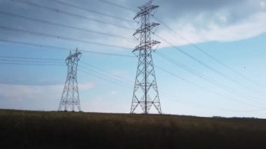 Güç hattı direkleri. Elektrik kabloları gerilmiş elektrik kuleleri.