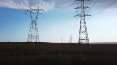 Güç hattı direkleri. Elektrik kabloları gerilmiş elektrik kuleleri.