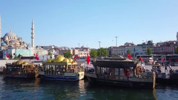 Eminonu Square. Nová mešita. Mešita Suleymaniye. Golden Horn Bay. Istanbul. — Stock video