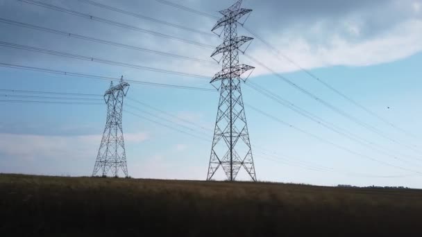 Pylons de linha de energia. Torres elétricas com cabos elétricos esticados . — Vídeo de Stock