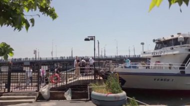 Su otobüsündeki turistlerin gemiye binmesi ve karaya çıkması. Beyaz feribot