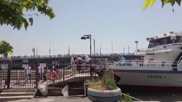 Instappen en uitstappen van lokale toeristen op de waterbus. Witte veerboot — Stockvideo