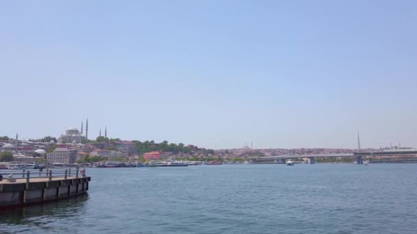 Bosporus Feribot tour.silhouettes de Santa Sofía, Suleymaniye, Mezquita Azul . — Vídeos de Stock