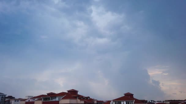 主要是多云。天空中乌云密布.天空中的闪电雨，雷雨. — 图库视频影像