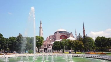 İstanbul Sultanahmet Meydanı 'ndaki Ayasofya Müzesi' nin dışı.
