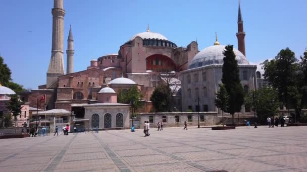Exteriér budovy muzea Hagia Sophia na náměstí Sultanahmet v Istanbulu. — Stock video
