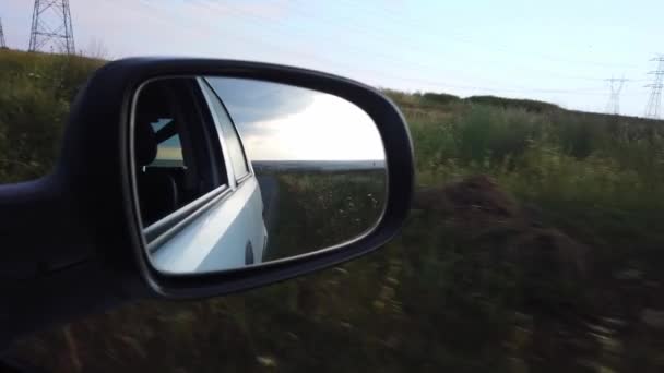 Campos agrícolas en el suburbio urbano en la granja. Ver en el espejo retrovisor del coche . — Vídeos de Stock