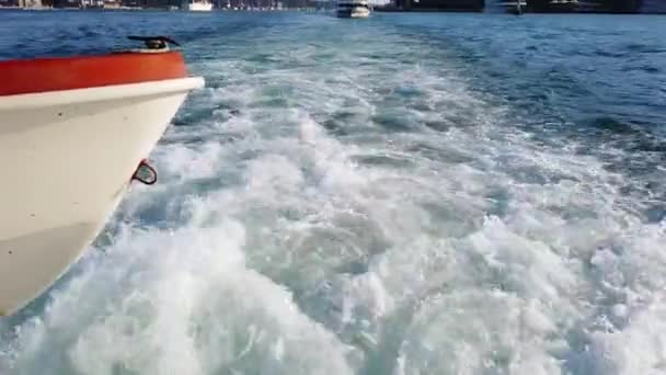 Тур по Босфору на яхті. Вид на підвіску Другий міст Босфору. — стокове відео