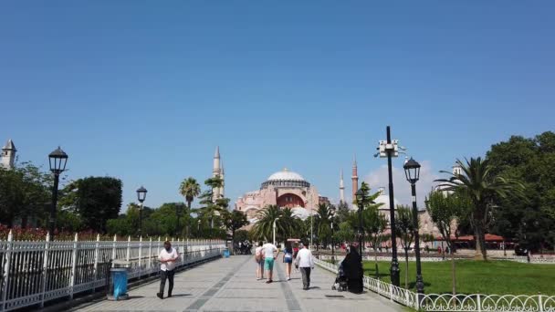 Utanför Hagia Sophia museum på Sultanahmet Square. Turkiet, Istanbul. — Stockvideo