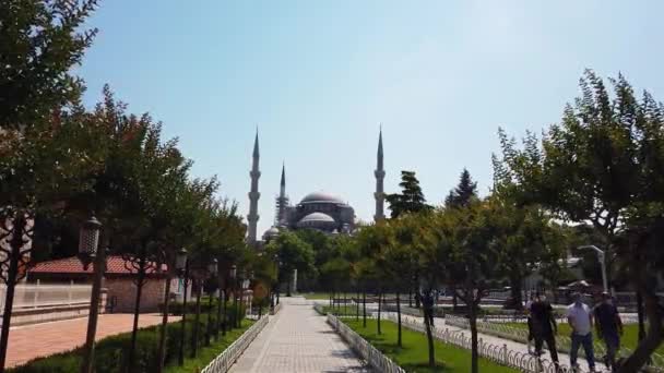 Exteriér slavné Modré mešity na náměstí Sultanahmet. Turecko, Istanbul. — Stock video