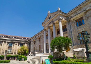 Avlu, İstanbul Arkeoloji Müzesi 'nin dışı. Giriş grubu. Veranda. Basamaklar. Beyaz mermer kolonlar. Boş müze, ziyaretçi ve turist yok. Türkiye, İstanbul, Sultanahmet
