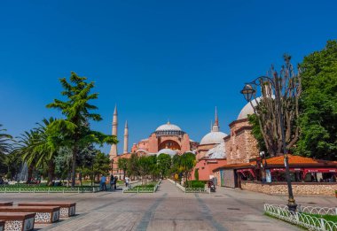 Güneşli bir yaz günü. Mavi gökyüzü. Sultanahmet Meydanı 'ndaki ünlü Ayasofya Müzesi' nin önünde. Nesne UNESCO tarafından korunuyor. Boş sokaklar, turist yok. Türkiye, İstanbul