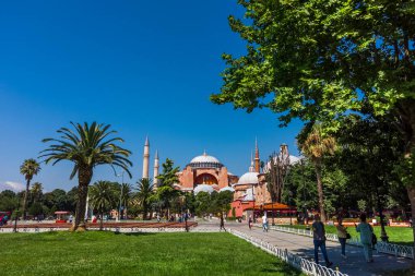 Güneşli bir yaz günü. Mavi gökyüzü. Sultanahmet Meydanı 'ndaki ünlü Ayasofya Müzesi' nin önünde. Nesne UNESCO tarafından korunuyor. Boş sokaklar, turist yok. Türkiye, İstanbul
