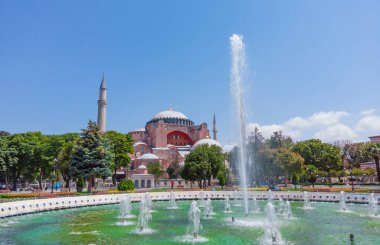 Güneşli bir yaz günü. Mavi gökyüzü. Sultanahmet Meydanı 'ndaki ünlü Ayasofya Müzesi' nin önünde. Nesne UNESCO tarafından korunuyor. Boş sokaklar, turist yok. Türkiye, İstanbul, Temmuz 2020.