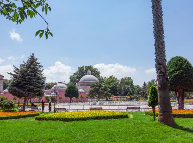 Güneşli bir yaz günü. Mavi gökyüzü. Sultanahmet Meydanı 'ndaki ünlü Ayasofya Müzesi' nin önünde. Nesne UNESCO tarafından korunuyor. Boş sokaklar, turist yok. Türkiye, İstanbul, Temmuz 2020.