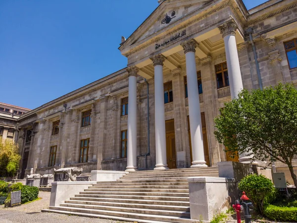 Avlu, İstanbul Arkeoloji Müzesi 'nin dışı. Giriş grubu. Veranda. Basamaklar. Beyaz mermer kolonlar. Boş müze, ziyaretçi ve turist yok. Türkiye, İstanbul, Sultanahmet