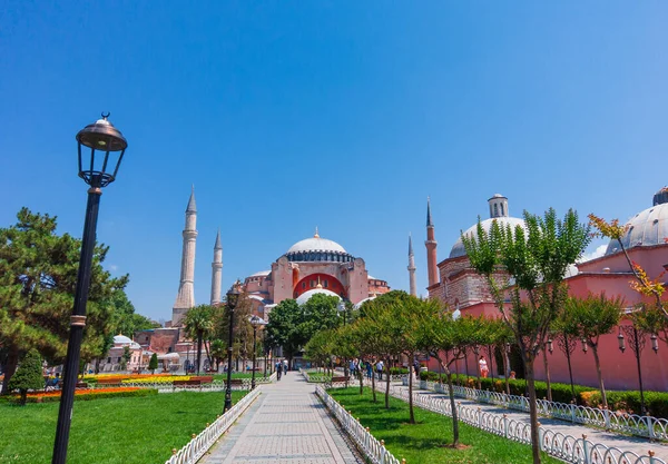 Güneşli bir yaz günü. Mavi gökyüzü. Sultanahmet Meydanı 'ndaki ünlü Ayasofya Müzesi' nin önünde. Nesne UNESCO tarafından korunuyor. Boş sokaklar, turist yok. Türkiye, İstanbul, Temmuz 2020.