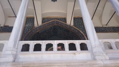 İstanbul Arkeoloji Müzesi 'nin dışında. Giriş grubu. Basamaklar. Sütunlar.