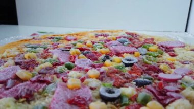 Donmuş Pizza. Yakın plan. Yarı bitmiş ürünler, fast food, donmuş gıda konsepti..