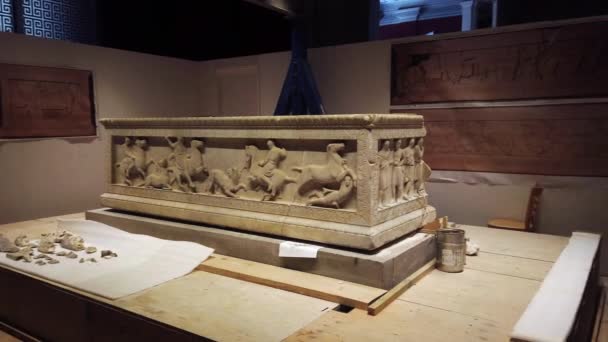 Ausstellung des berühmten Archäologischen Museums von Istanbul. Antike, antike Gräber. — Stockvideo
