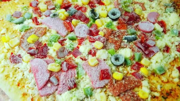 Pizza congelada. Close-up. Produtos semi-acabados, fast food, conceito de alimentos congelados . — Vídeo de Stock
