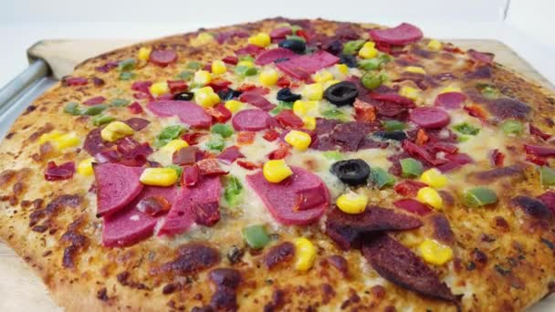 Pizza caliente recién horneada. Primer plano. Productos semielaborados, concepto de comida rápida . — Vídeos de Stock