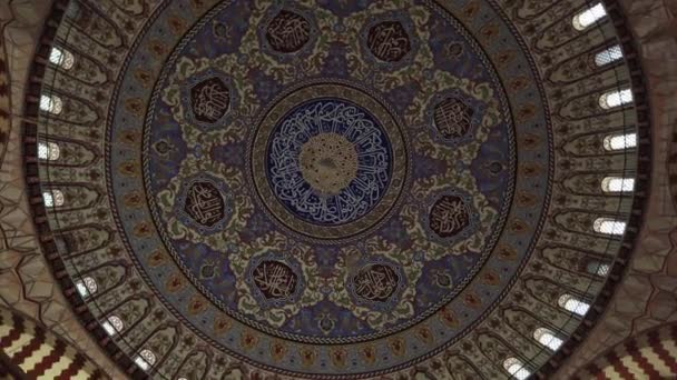 Interior of Suleymaniye Mosque, hand-painted walls, ceiling, oriental pattern. — Stock Video