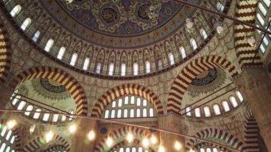 Süleyman Camii 'nin içi, elle boyanmış duvarlar, tavan, doğu deseni..