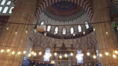 Süleyman Camii 'nin içi, elle boyanmış duvarlar, tavan, doğu deseni..