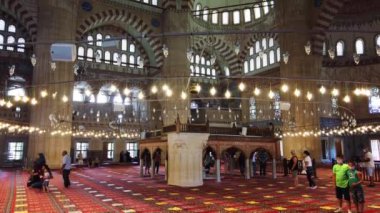 Süleyman Camii 'nin içi, elle boyanmış duvarlar, tavan, doğu deseni..
