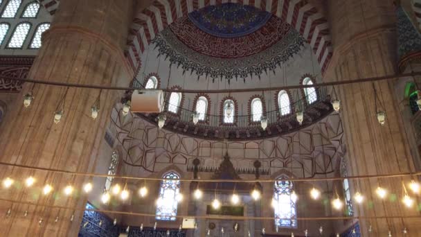 Interior of Suleymaniye Mosque, hand-painted walls, ceiling, oriental pattern. — Stock Video