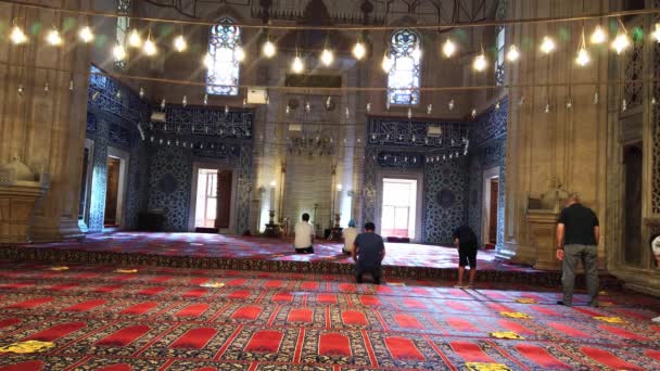 Innenraum der Süleymaniye-Moschee, handbemalte Wände, Decke, orientalisches Muster. — Stockvideo