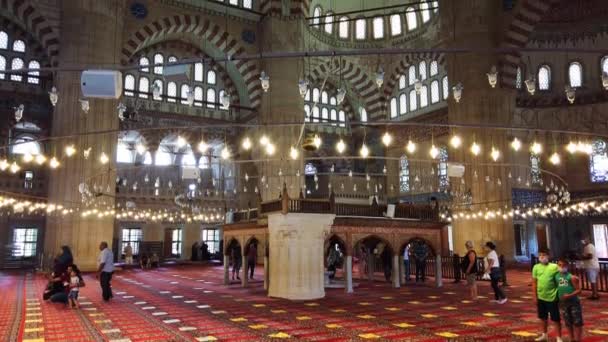 Interiör i Suleymaniye moskén, handmålade väggar, tak, orientaliska mönster. — Stockvideo