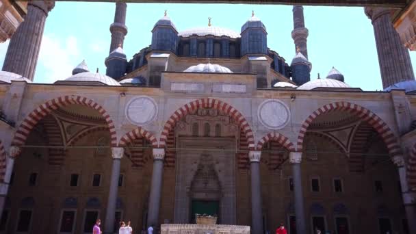 Gården till Suleymaniye moskén. Unescos världsarvslista. Turkiet, Edirne. — Stockvideo