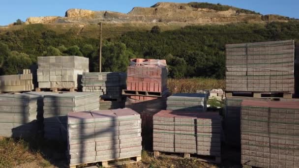 Materiais de construção em embalagens, paletes armazenadas em campo no estaleiro . — Vídeo de Stock