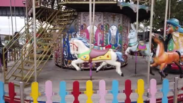 Nublado día de otoño. Lunapark, parque infantil de atracciones y recreación — Vídeos de Stock