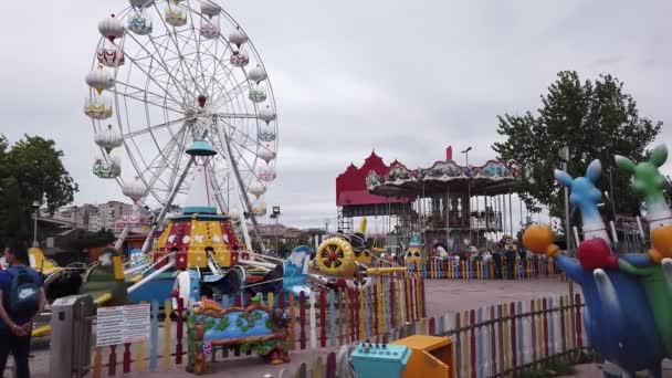 Giornata nuvolosa d'autunno. Lunapark, parco divertimenti e ricreativo per bambini — Video Stock