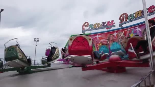 Bulutlu bir sonbahar günü. Lunapark, çocukların eğlence ve eğlence parkı. — Stok video