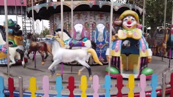 Bewölkter Herbsttag. Lunapark, Freizeit- und Freizeitpark für Kinder — Stockvideo