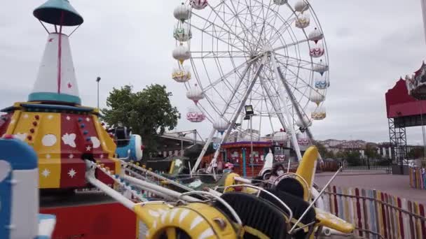 Cloudy autumn day. Lunapark, children's amusement and recreation park — Stock Video