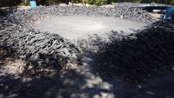 ओक के दृढ़ लकड़ी से कोयला के पारंपरिक उत्पादन के लिए कोयला ढेर, बीच — स्टॉक वीडियो