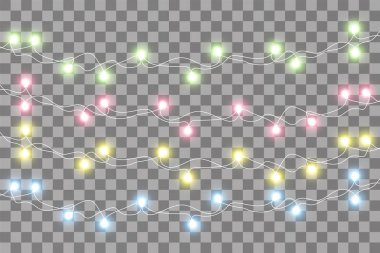 Noel ışıkları. Renkli Xmas çelenkleri. Kablo tellerindeki kırmızı, sarı, mavi ve yeşil ampuller izole edildi.