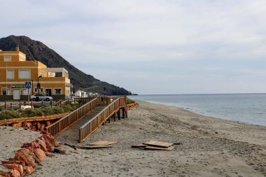 Ahşap yolu sakin deniz ve plaj aşağı gidiyor