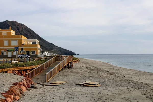 Ahşap yolu sakin deniz ve plaj aşağı gidiyor