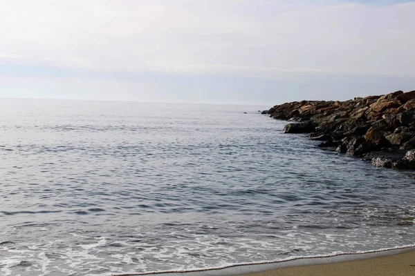 B her taş ve kum höyüğün görünümü