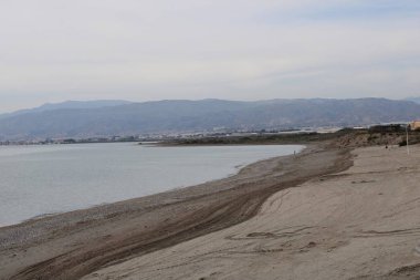 Görüntü sakin deniz ve kumsal bulutlu bir günde