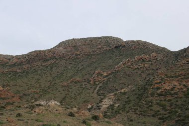 Küçük bitki örtüsü ile kayalık dağ güzel görünüm