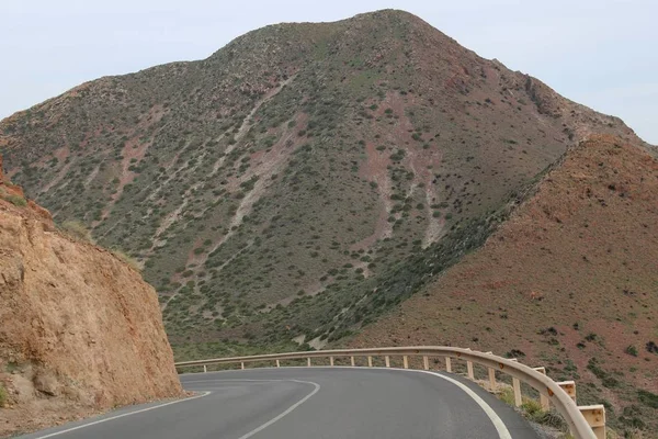 Camino Que Atraviesa Montañas Rocosas Con Poca Vegetación — Foto de Stock