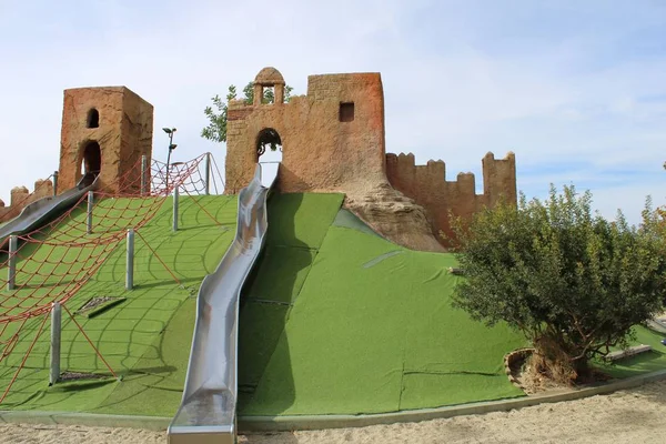 Colina Parque Infantil Con Castillos Parte Superior Donde Bajan Los — Foto de Stock